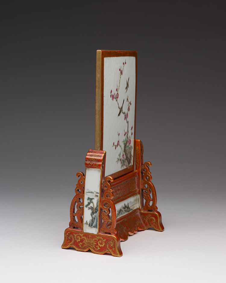 A Rare Chinese Iron Red and Famille Rose 'Landscape' Table Screen and Stand, Republican Period par Chinese Artist