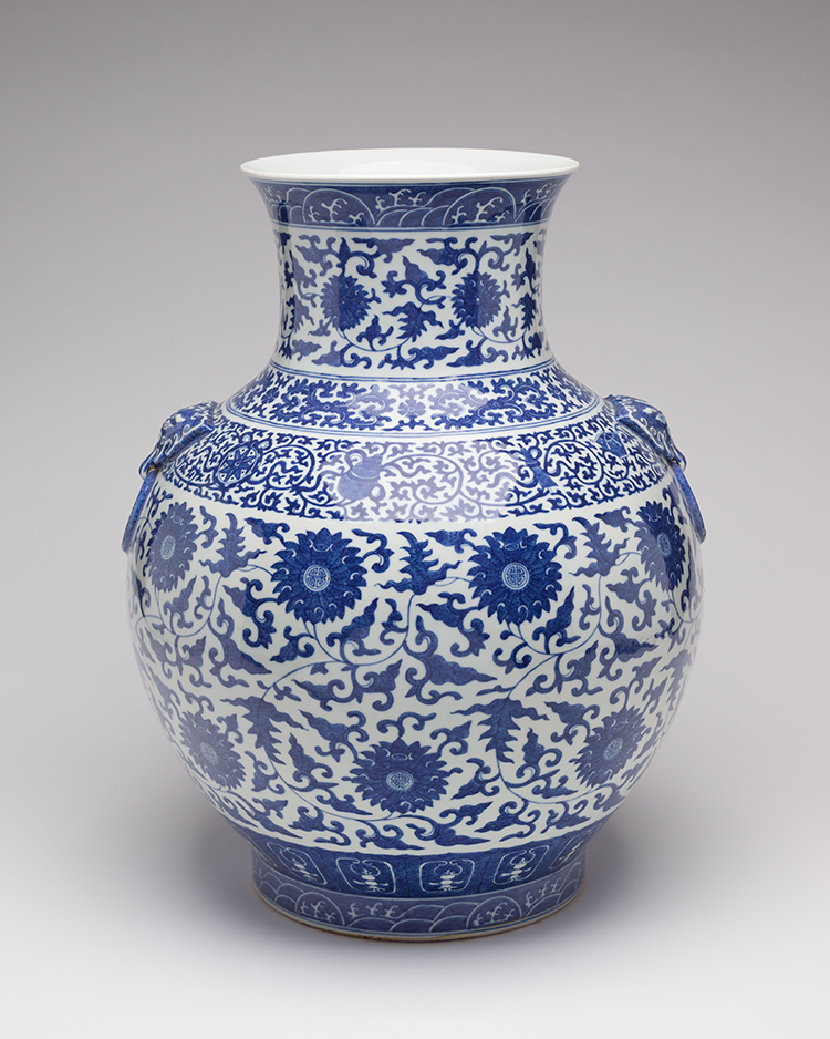 A Large Chinese Blue and White Ming-Style Hu Vase, Qianlong Mark, 19th Century par  Chinese Art