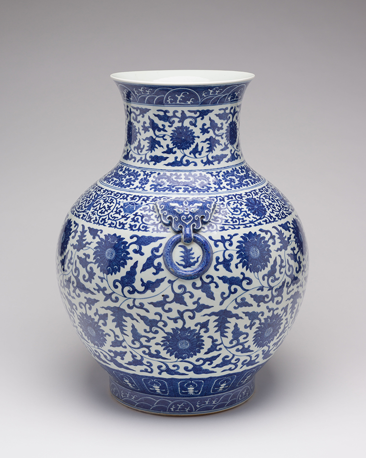 A Large Chinese Blue and White Ming-Style Hu Vase, Qianlong Mark, 19th Century par  Chinese Art