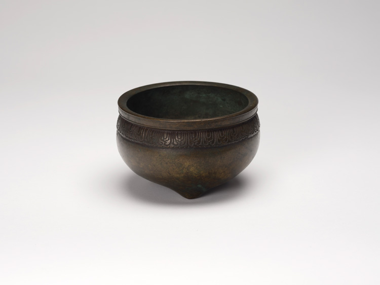 A Chinese Bronze Tripod Censer, Xuande Mark, 19th Century par  Chinese Art