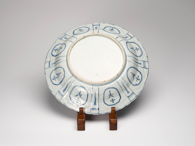 A Large Chinese Blue and White 'Floral and Fauna' Kraak Dish, Ming Dynasty, Wanli Period (1572-1620) par  Chinese Art