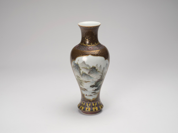 A Chinese Famille Rose 'Landscape' Vase, Daoguang Mark, Republican Period par  Chinese Art