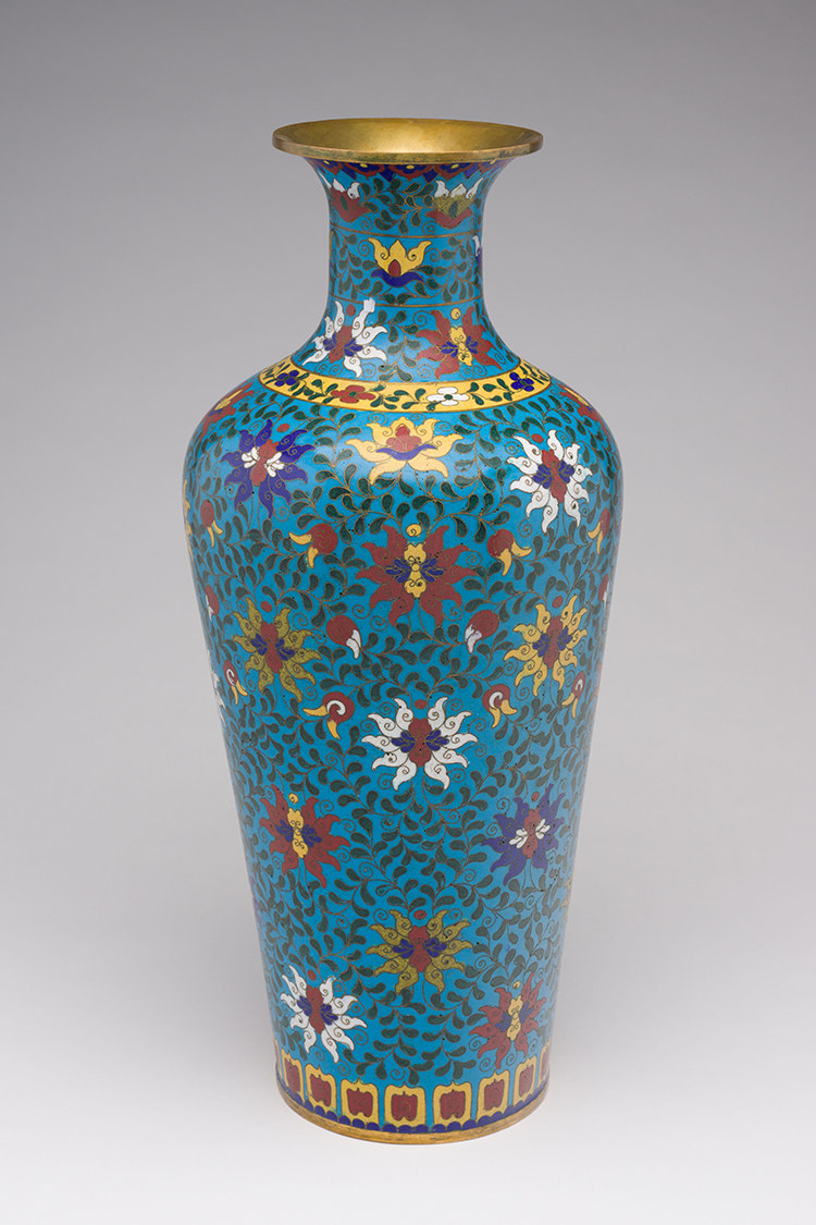 A Large Chinese Ming-Style Cloisonné Enamel Baluster Vase, Qianlong Mark par  Chinese Art