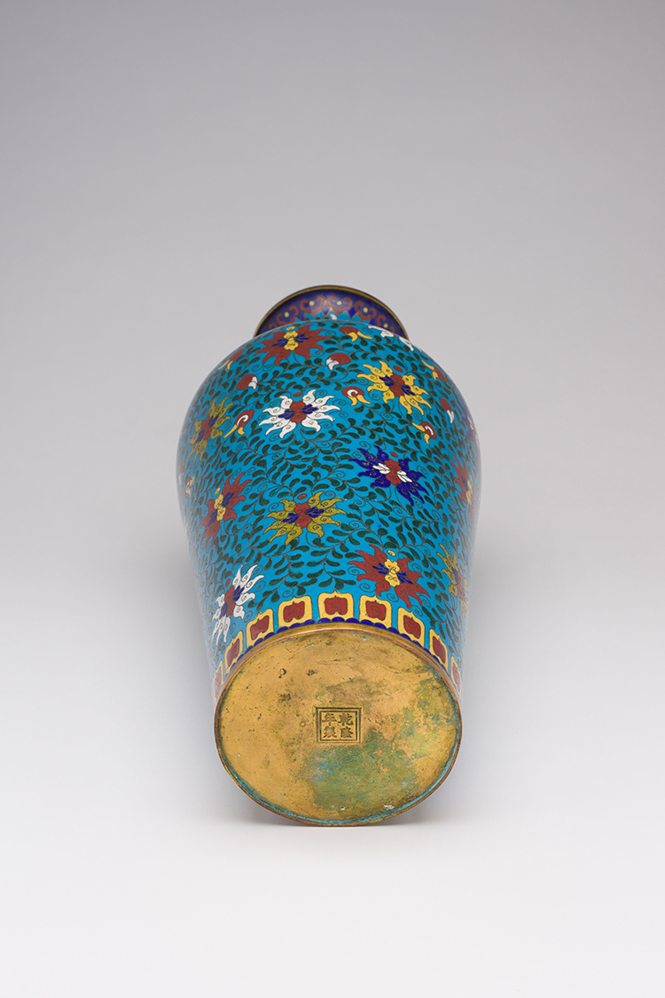 A Large Chinese Ming-Style Cloisonné Enamel Baluster Vase, Qianlong Mark par  Chinese Art