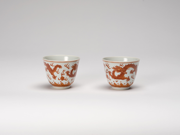 A Pair of Chinese Iron Red ‘Dragon’ Wine Cups, Guangxu Mark and Period (1875-1908) par  Chinese Art