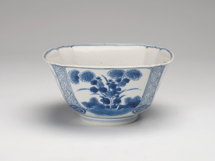 A Chinese Export Blue and White Medallion Bowl, Kangxi Period (1662-1722) par  Chinese Art