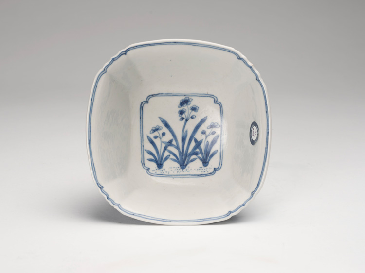 A Chinese Export Blue and White Medallion Bowl, Kangxi Period (1662-1722) par  Chinese Art