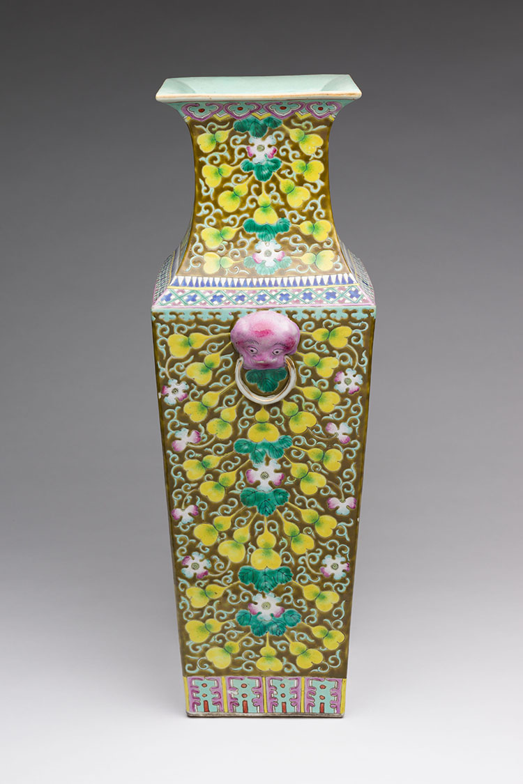 A Chinese Famille Rose Faceted Vase, Republican Period, Early 20th Century par  Chinese Art