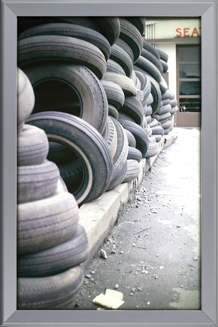 Tires, North Vancouver, British Columbia par Iain Baxter