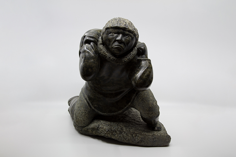 Kneeling Man Carrying Seal par Lucassie Ikkidluak