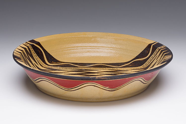 Dish with Red and Black Design par Judith Cranmer